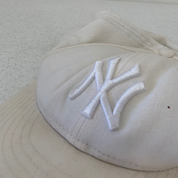 New Era 59Fifty MLB New York Yankees Fitted All White Baseball Hat - Picture 6 of 11